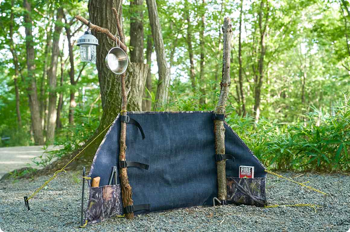 リアウインドウ用のシェードは、テールゲートを開けて外からの取り付けが楽