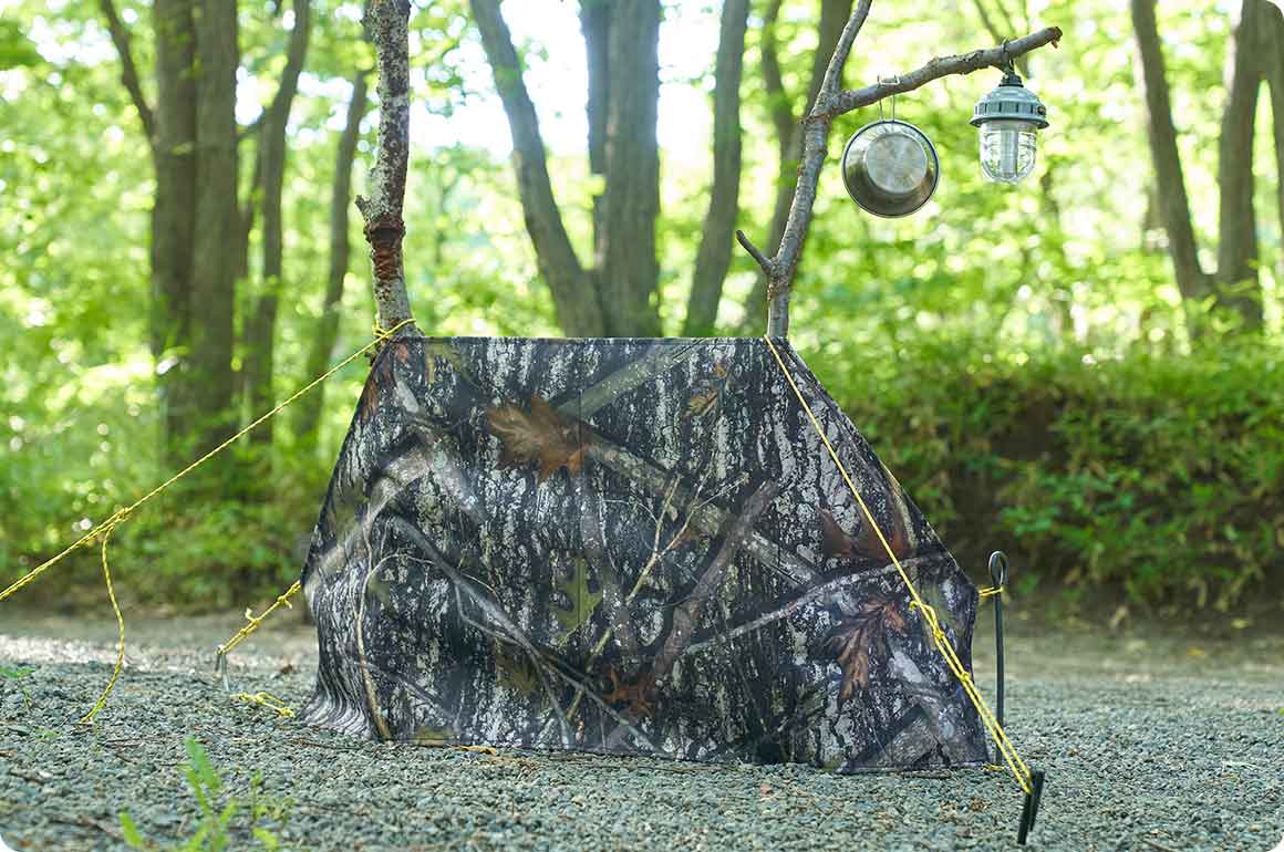 フロントウインドウ用のシェードは、ルームミラーと干渉しないように加工