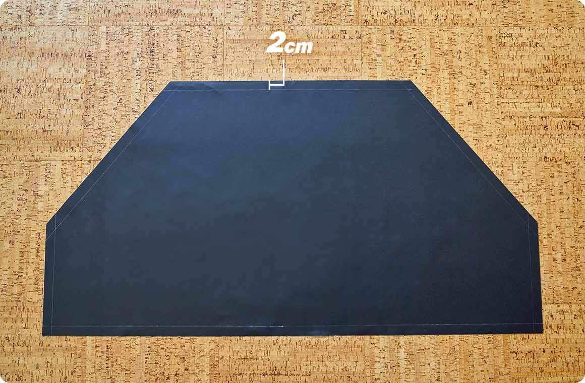 表生地の裏面の周囲すべての辺に、内側2cmのところでラインを引く