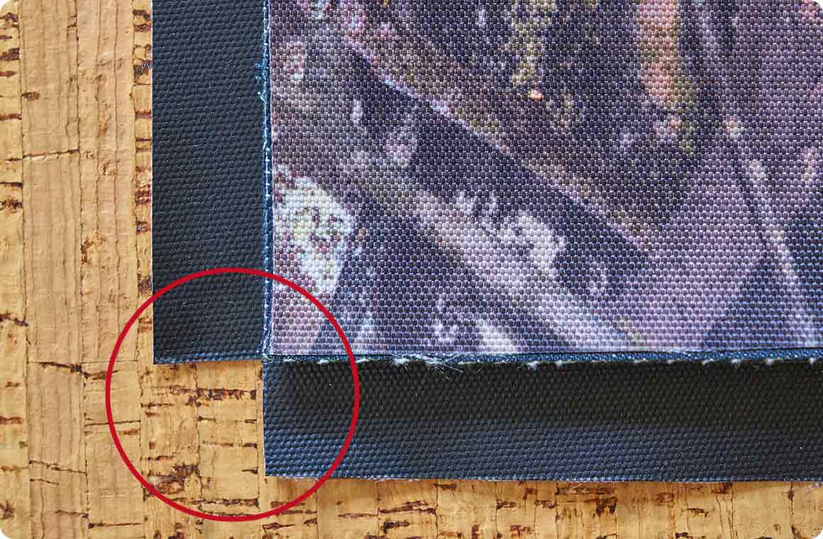 表生地の下部2カ所の角をカットする