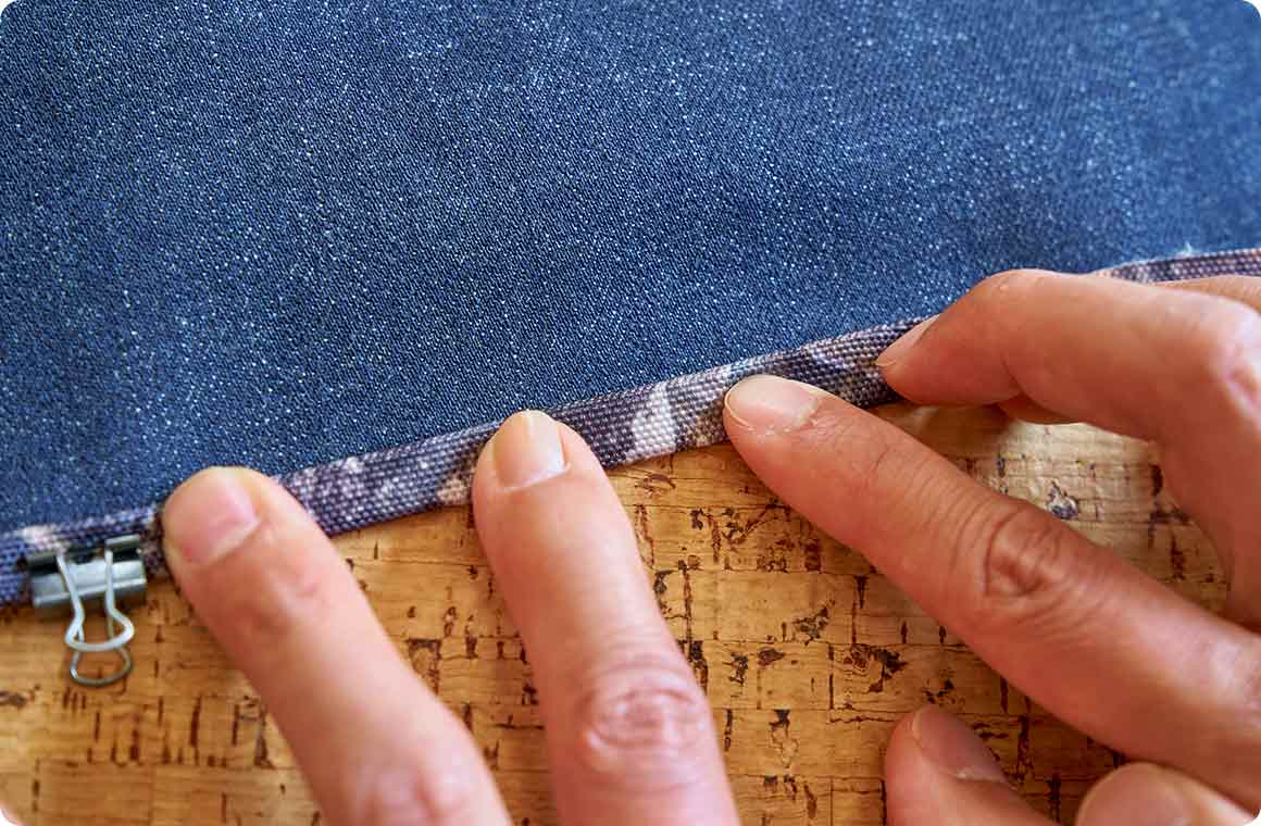 表生地の下辺を2回折った状態にする