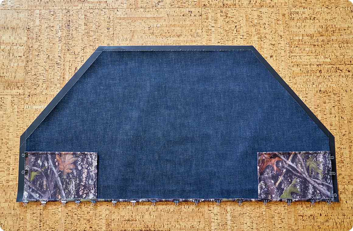 表生地の下辺を2回折り、ダブルクリップで留めた状態