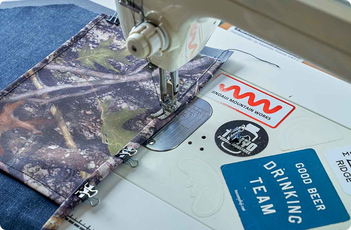 縫いながらダブルクリップを外していき、下辺を縫い合わせる