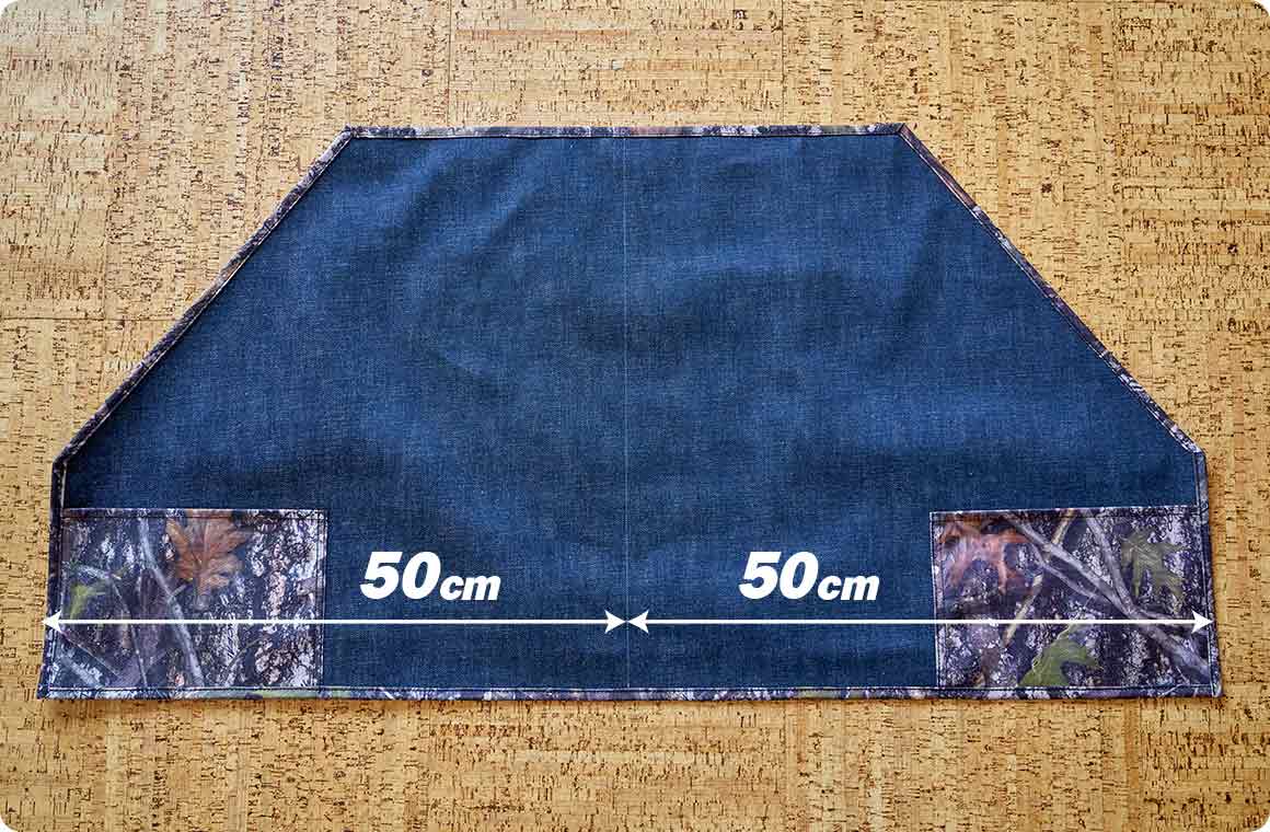 表生地と裏生地の分離を防ぐため、センターを1本縫う。センターにラインを引き