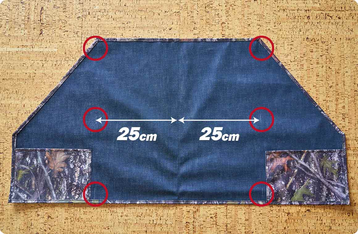 裏生地のセンターから25cmのところに、縦2.5cmのラインを左右3カ所ずつ引く