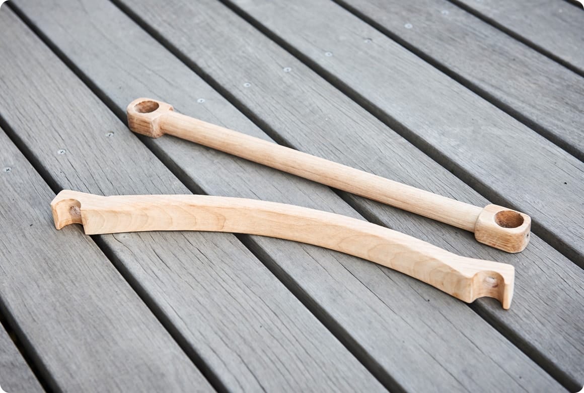 木工作業と背もたれ生地