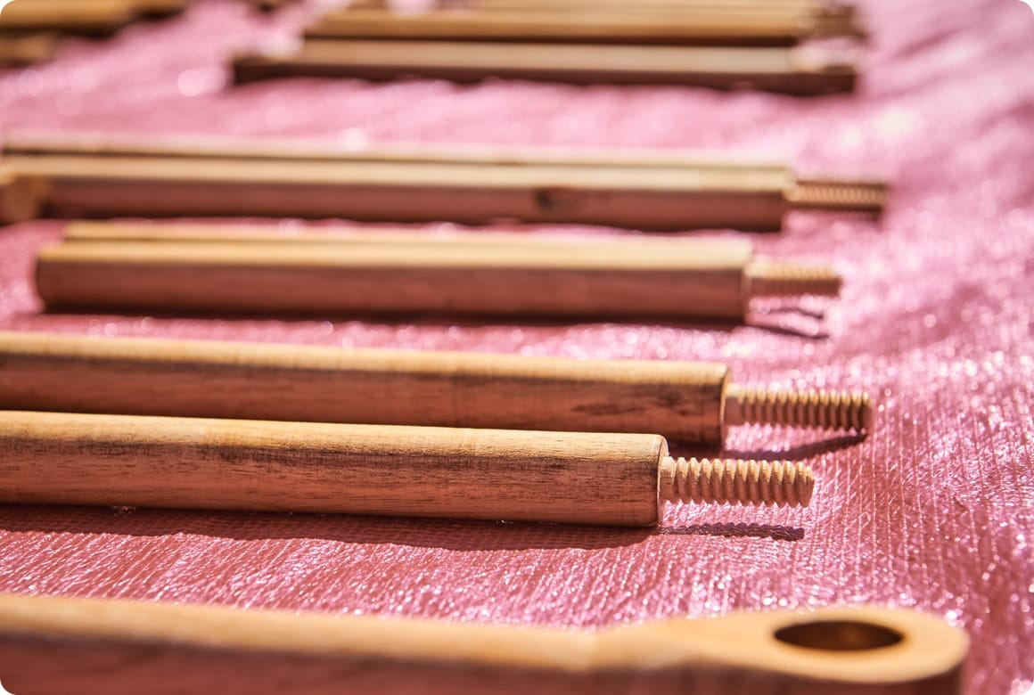 今回、木材に色づけをして風合いを出すために使ったオイルは、米から生まれた100%の自然塗料