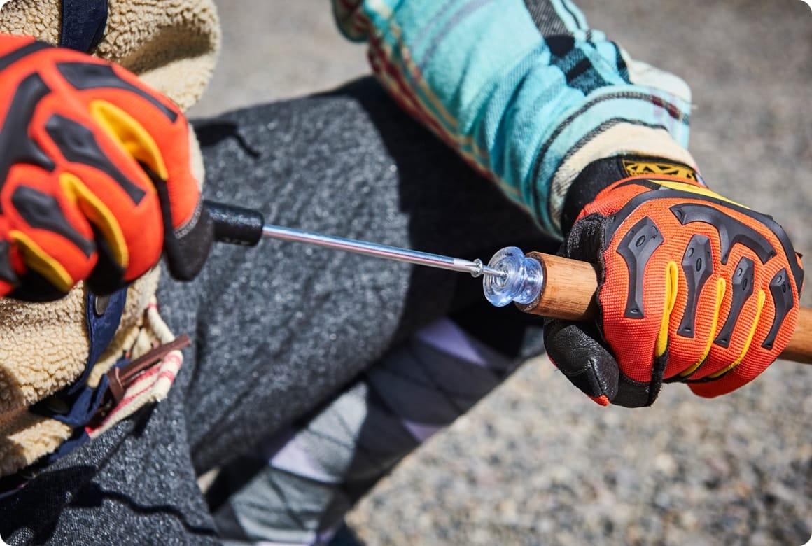 塗料が乾燥したら、最後は脚先に樹脂製の首振りプラパート26mmを取り付けます