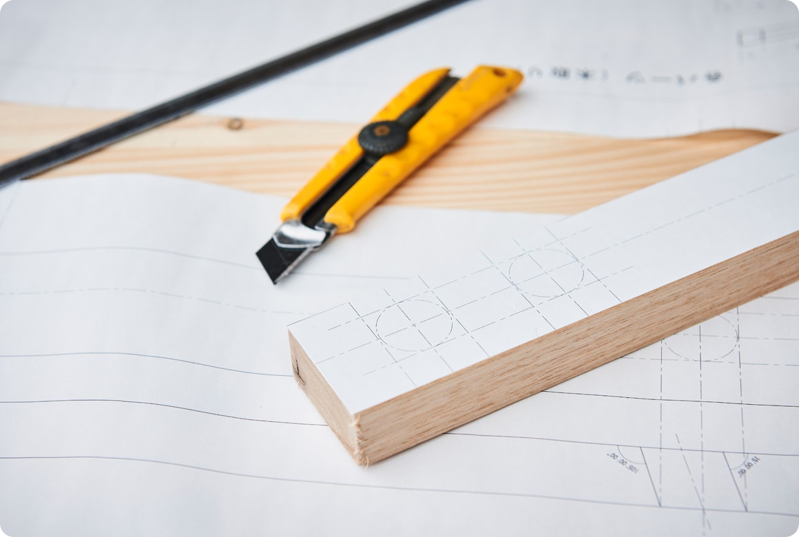 エンピツなどで木材に直接目印を付けると、数ミリのズレが生じることがある。このように原寸サイズの製図があれば、角材にそのまま貼って精密な加工作業に取りかかれる