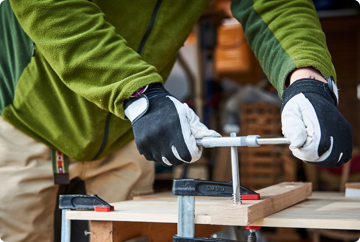 角材Gは前脚側をフォスナービット（10mm）で穴を開けた後、そこにタップハンドルにナット加工用タップ1/2を固定したもので丸棒Cが入る用のネジ溝を作る