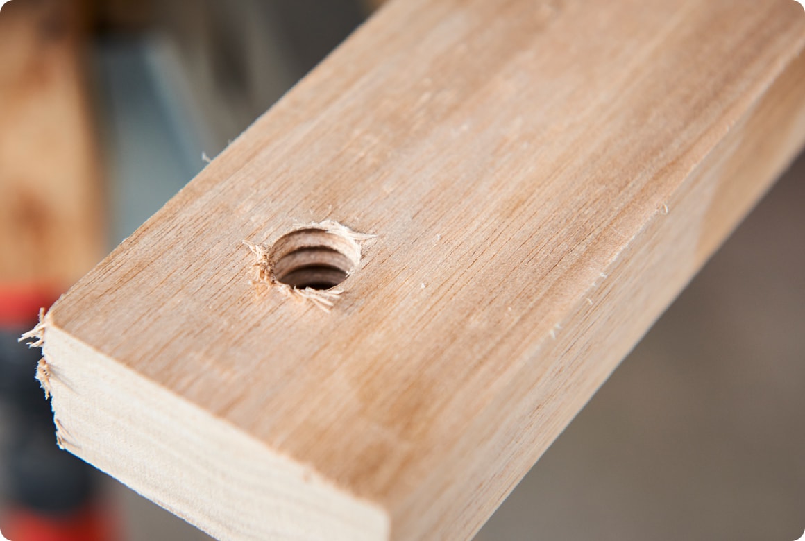 丸棒Dを挿す用の穴は、上から見て前脚側に105°の角度でフォスナービット（26mm）で穴を開ける（貫通させないように注意）