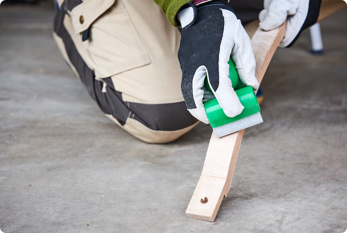 角材G、H、I、J、Kのそれぞれをヤスリがけする