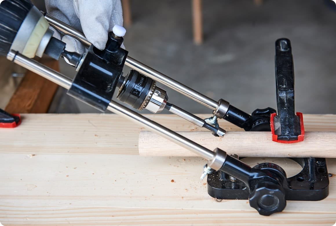 丸棒Dにフォスナービット（10mm）で、下から差し込む方向から見て145°の角度で穴を開け