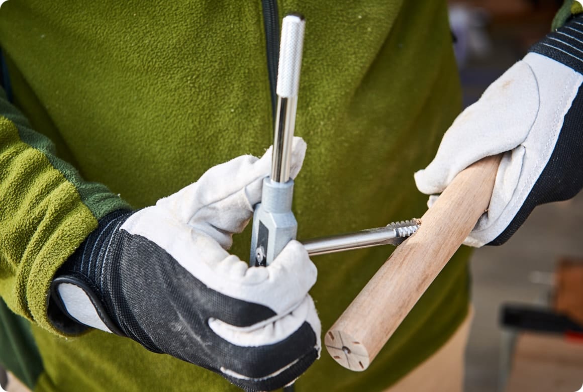 タップハンドルにナット加工用タップ1/2を固定したものでネジ溝を作る