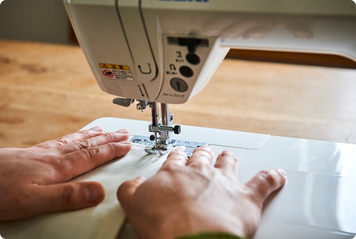 ここまでの段階で仮組みをし、脚が水平になるよう丸棒C、Eの長さを調整する