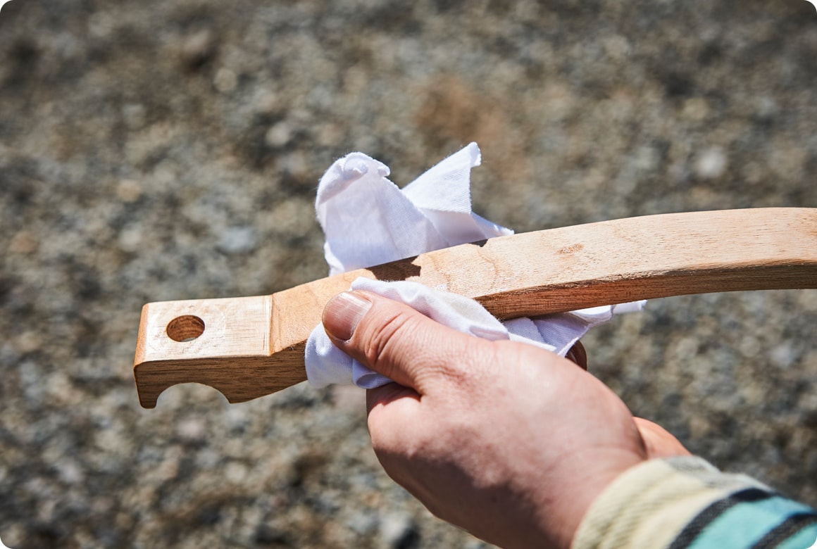 すべての木材に自然塗料を塗り込み、自然乾燥で約2時間待つ