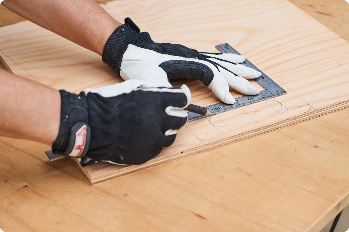 穴開けやカット作業がほとんどです