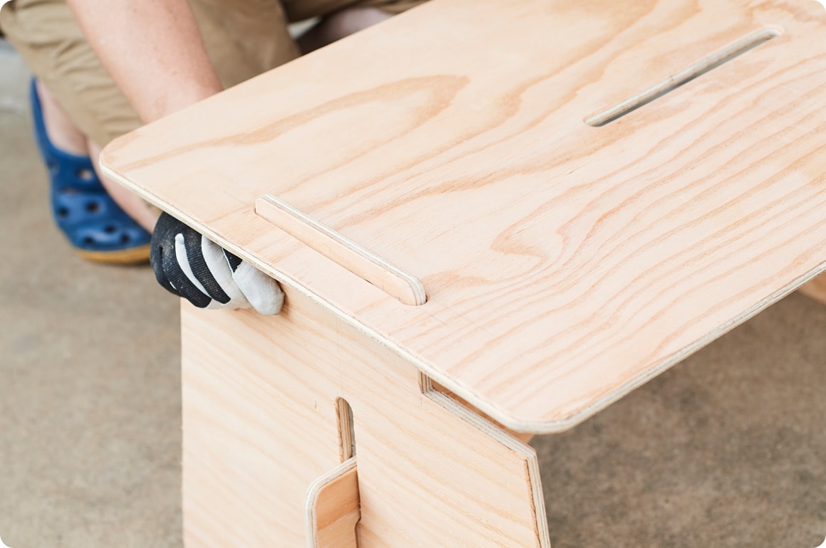 大半が直線基調なので、メリハリが付いていい雰囲気になるはず。持ち運び時の手軽さを担保するため、小棚も取り外せるように設計