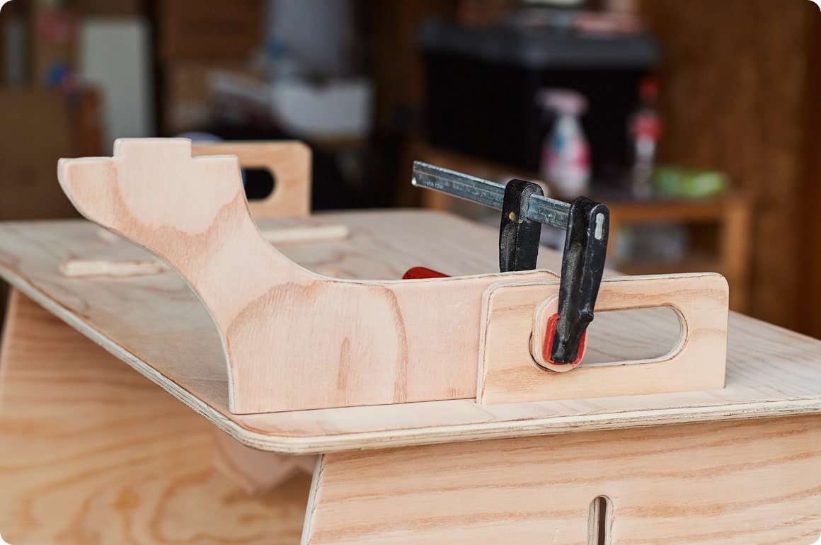 脚部分に開けた穴に、小棚受けのストッパーをかませる仕様にしました