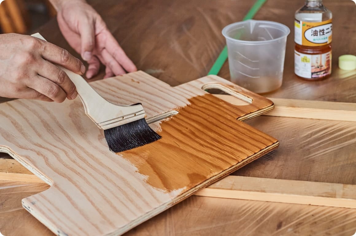 最後に油性ニスを塗ったら作業は完了