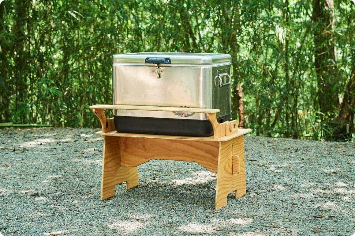 持っているクーラーボックスとピッタリサイズのスタンドにできるのも、DIYの特権