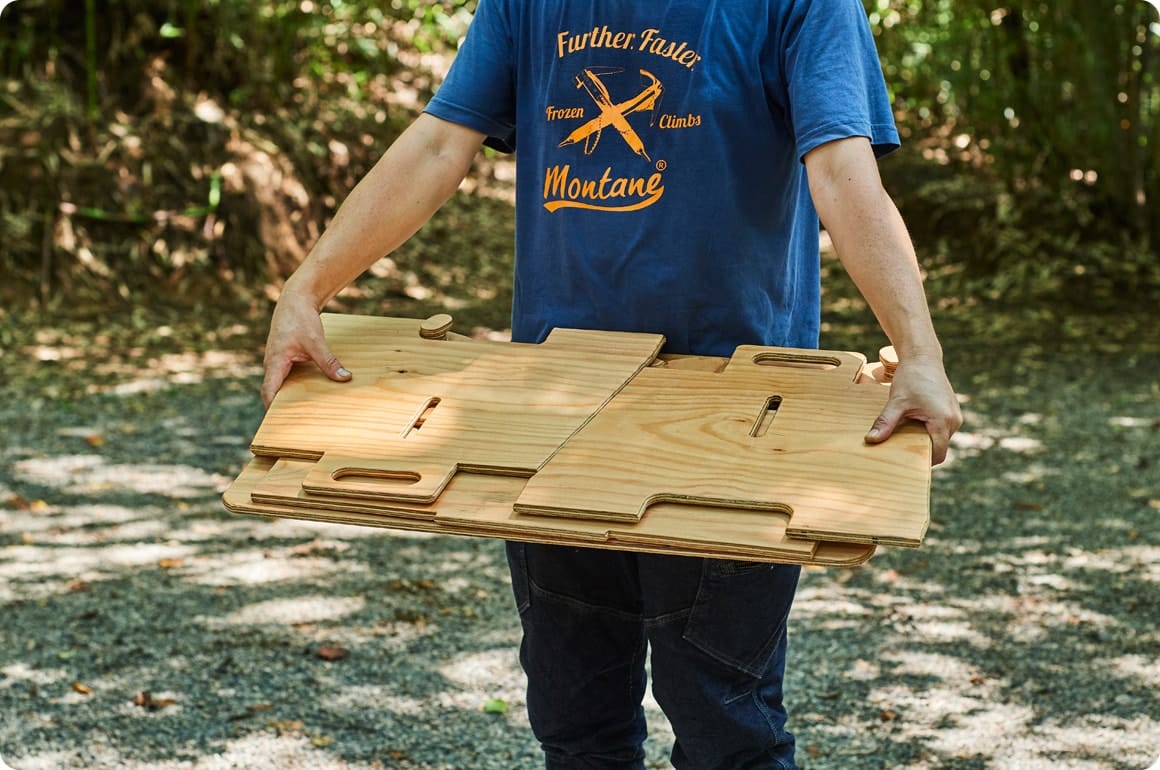 重ねると大人が両手で無理なく持ち運べるサイズです