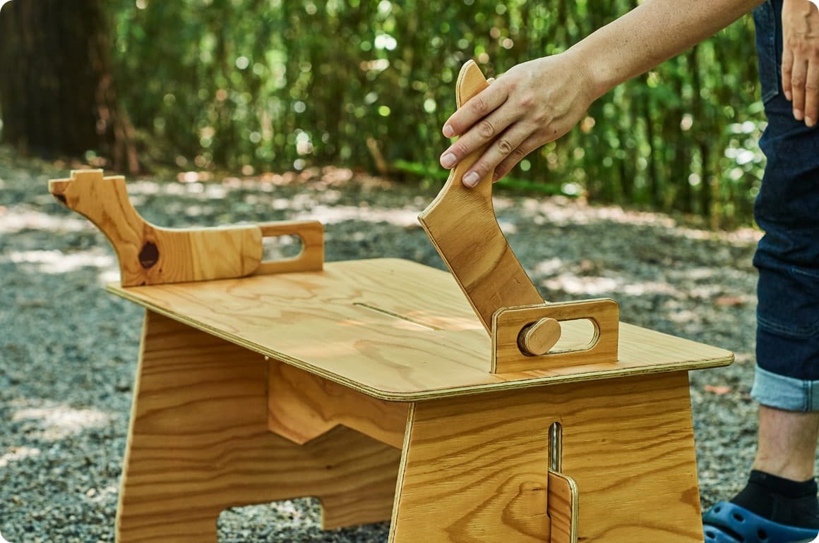 小棚受けと小棚を外せば、ロースタイルのミニテーブルとしても使えます