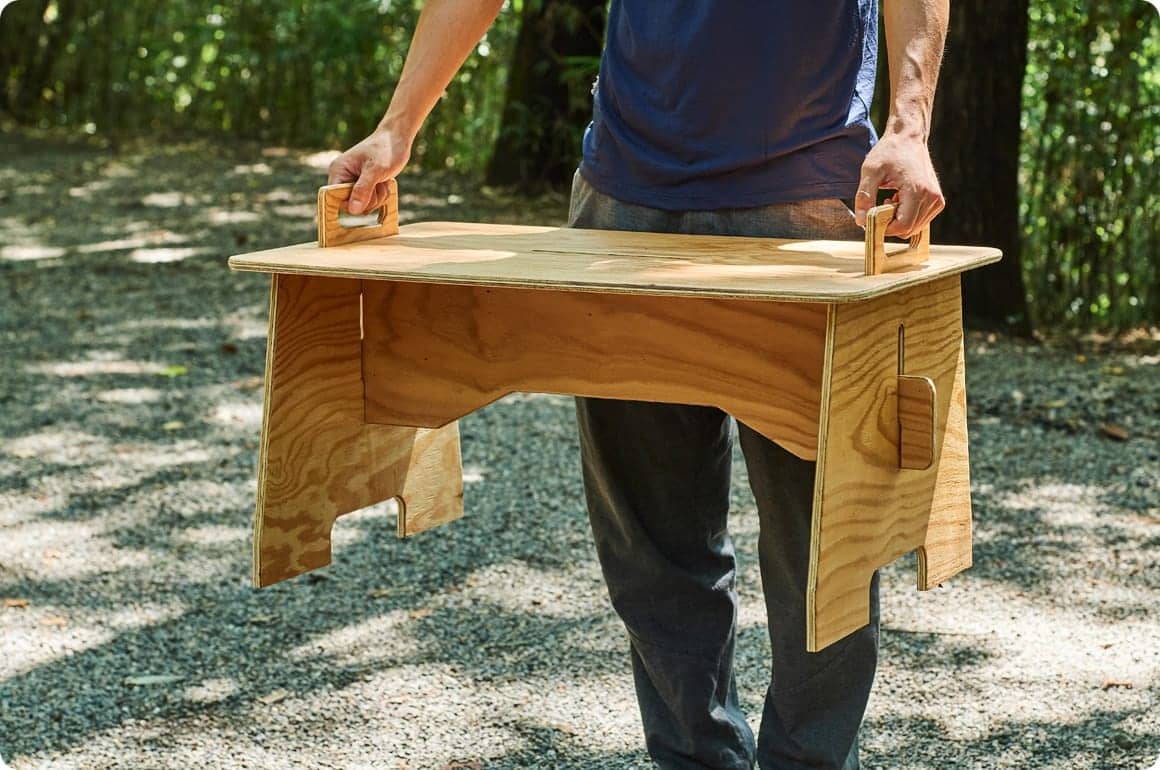 小棚受けと小棚を外せば、ロースタイルのミニテーブルとしても使えます