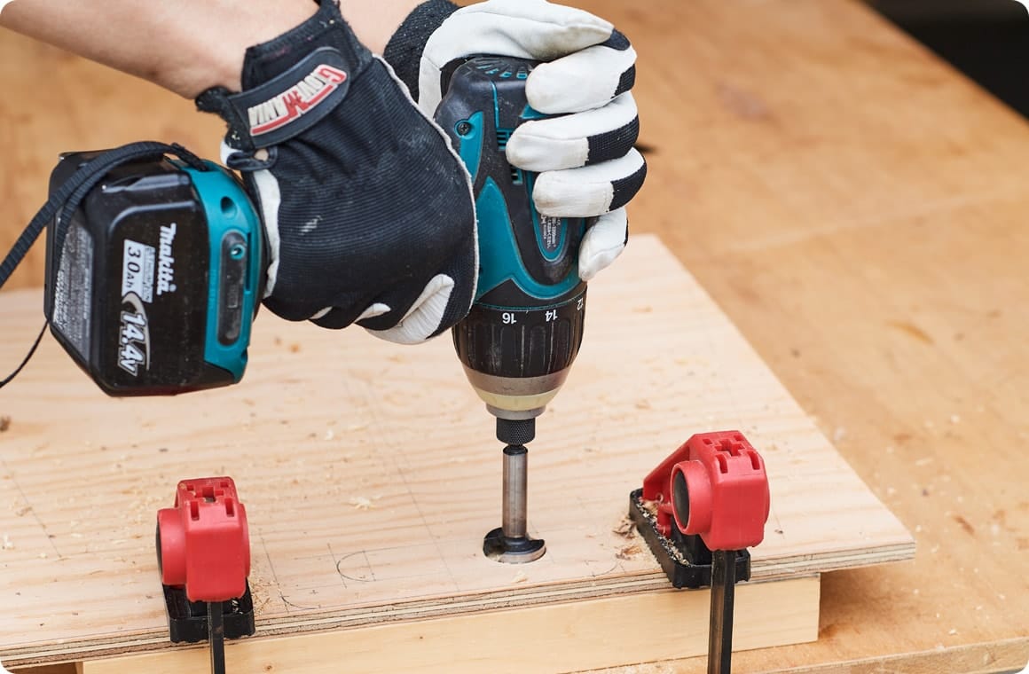 Aの脚板の取っ手になる部分に、φ30mmのフォスナービットで左右2カ所の穴を開ける