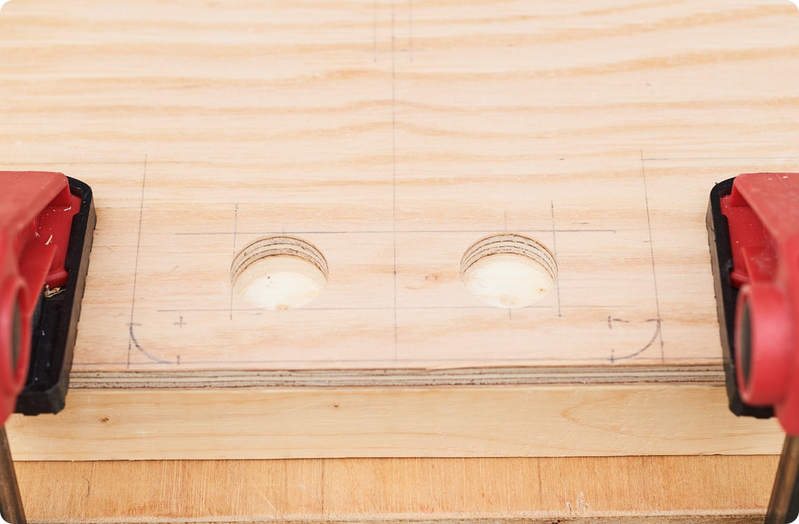 くり抜き部分の作業は、まず写真のようにくり抜く部分の左右の両端2カ所に穴を開ける