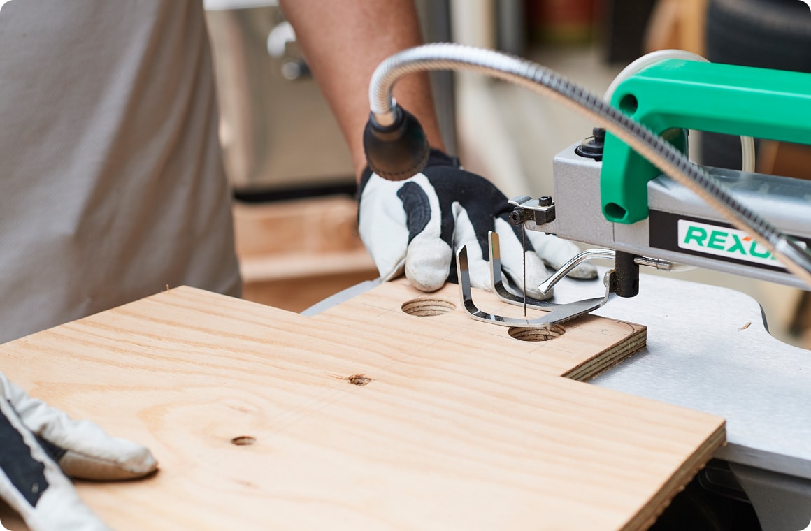 Aの脚板、Bの天板、Eの小棚それぞれ、くり抜き部分に開けた穴と穴の間を糸鋸盤でカットしてくり抜く