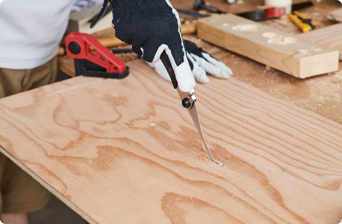 糸鋸盤の刃が届かない場所は、引き回しノコギリでカットする