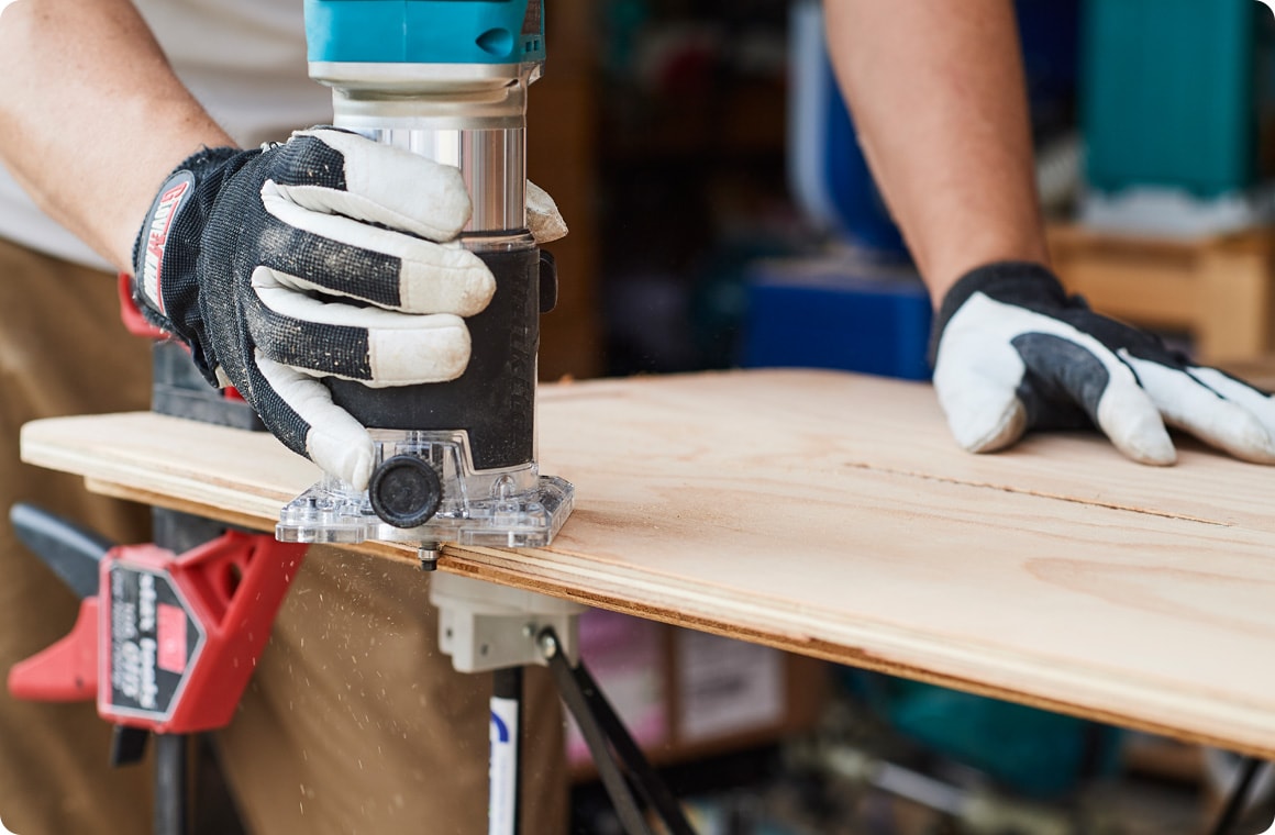 それぞれの板の外側をノコギリでカットし、トリマーで角を取る