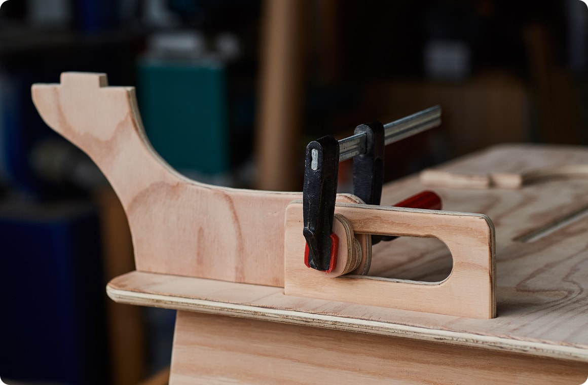 クランプでキープする。反対側も同様に行う