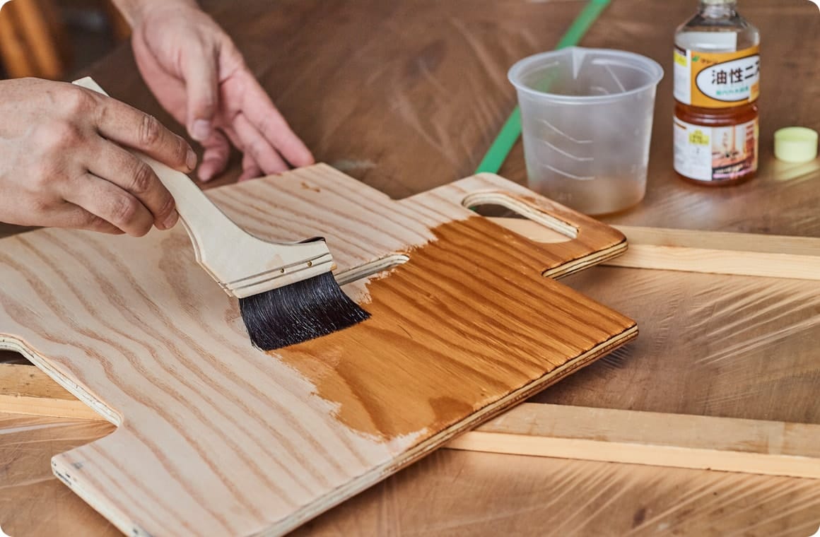 組んだパーツを分解し、全ての木材に塗料を塗れば作業完了