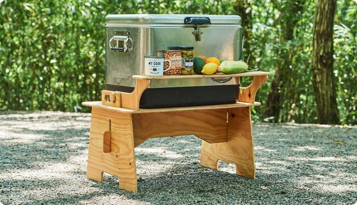 無機質なクーラーボックスはどこに置いても目立つ存在