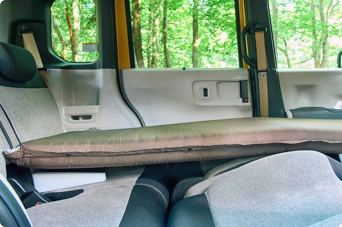 カットしたメラミンスポンジを段差部分にあてる