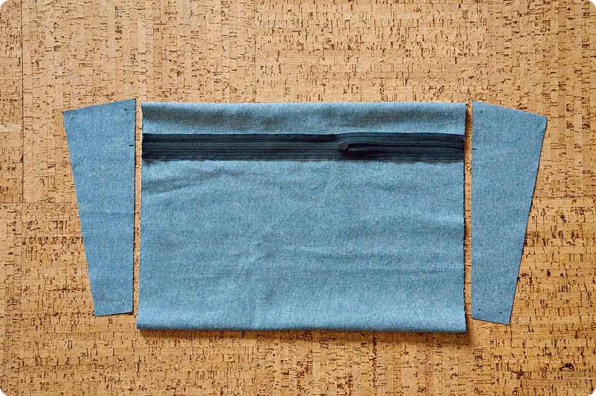 必要な材料は布生地とジッパーのみ