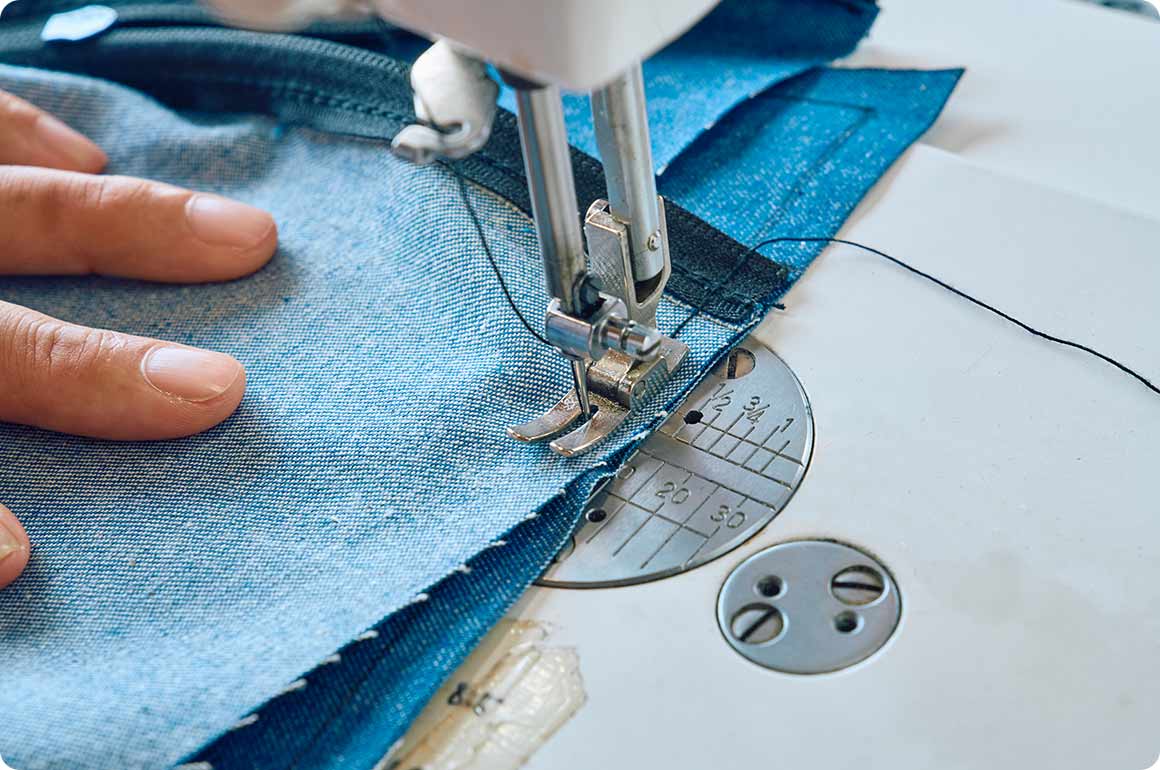 メイン生地にジッパーや側面生地を縫い付ける