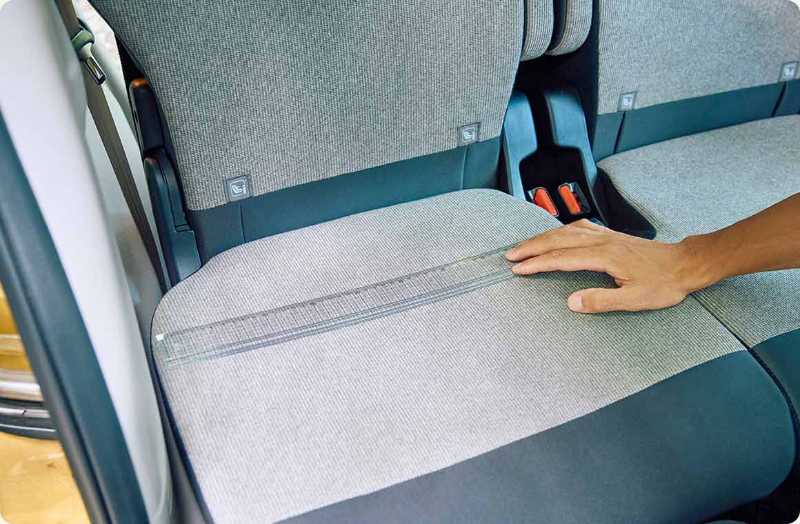 B. クルマのシートの座面幅