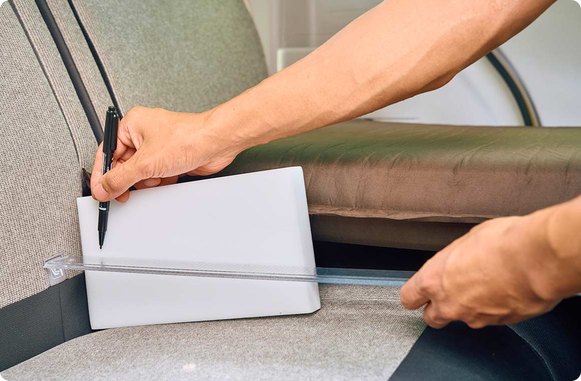 生地の幅、側面の採寸をする