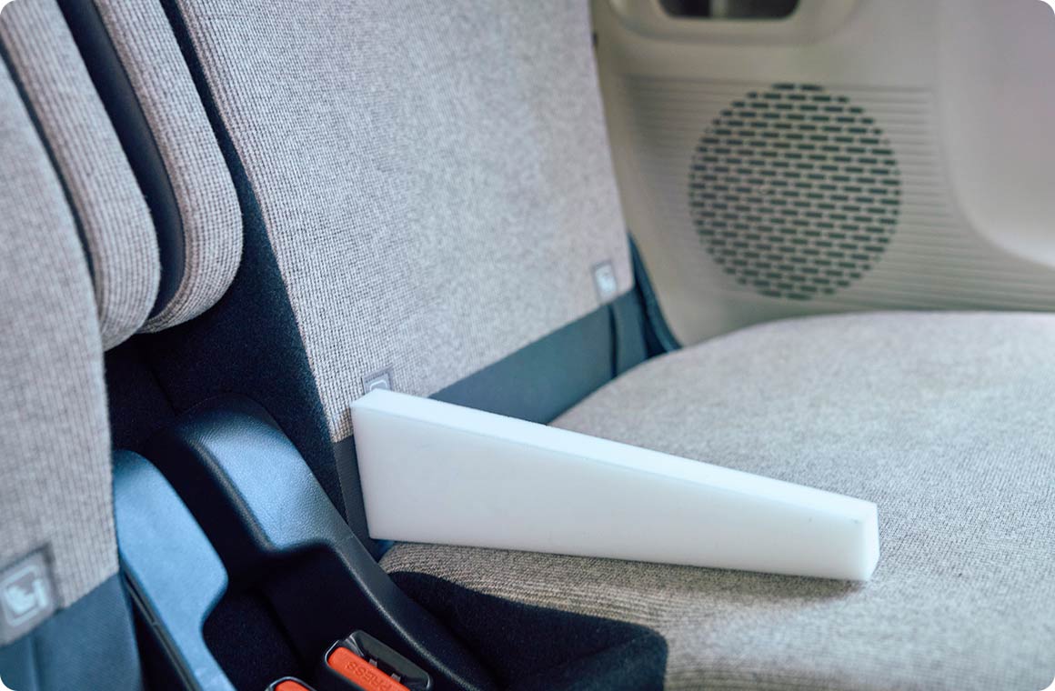 ペンのラインに沿ってカッターナイフでカット。これが側面生地用の型になる。