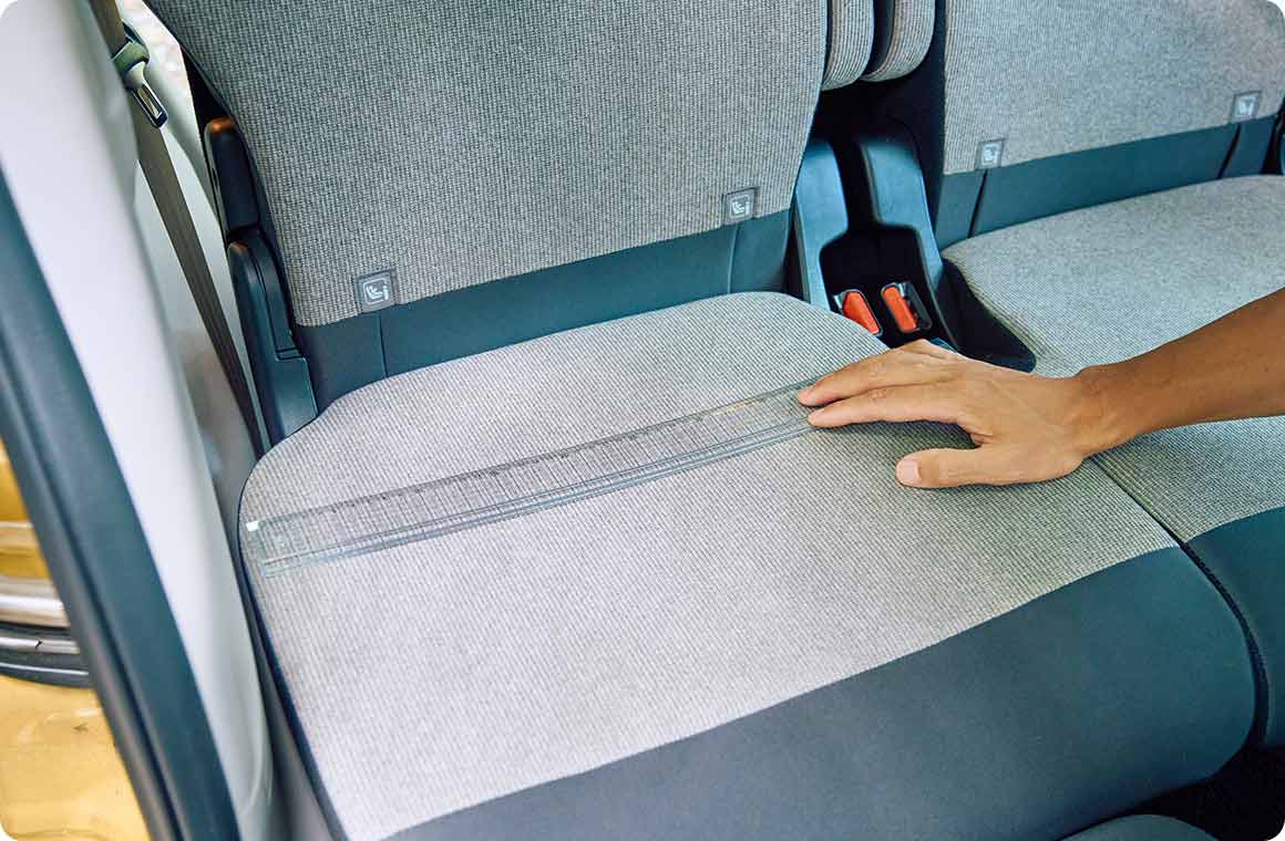 メイン生地の幅の採寸も忘れずに。シートの幅に合わせて長めの定規（またはメジャー等）で計測をする。