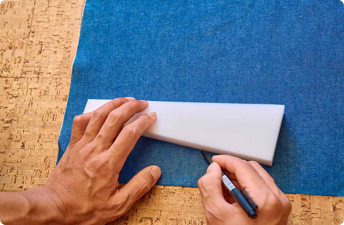 さらに、縫い代用に外周の1cm外側にラインを引く。