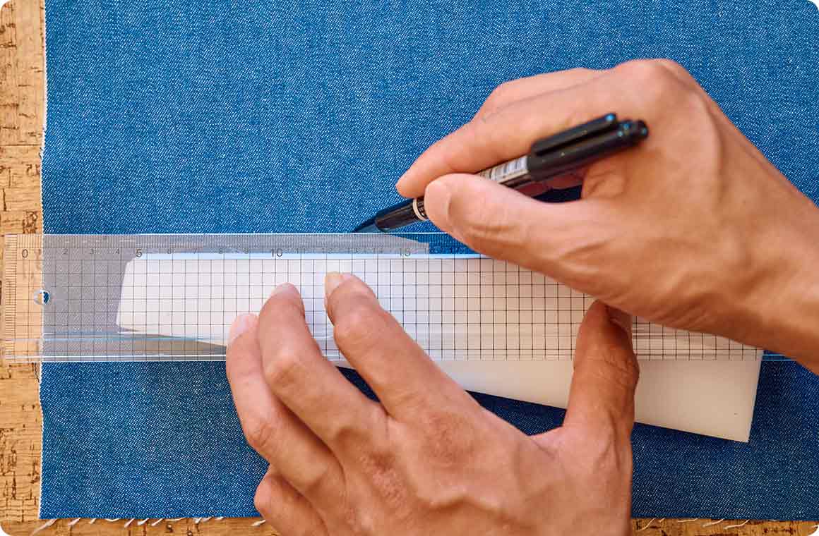 この際、方眼定規を使うと作業は楽に行える。1コマが0.5mm四方なので2コマ開けると1cm。