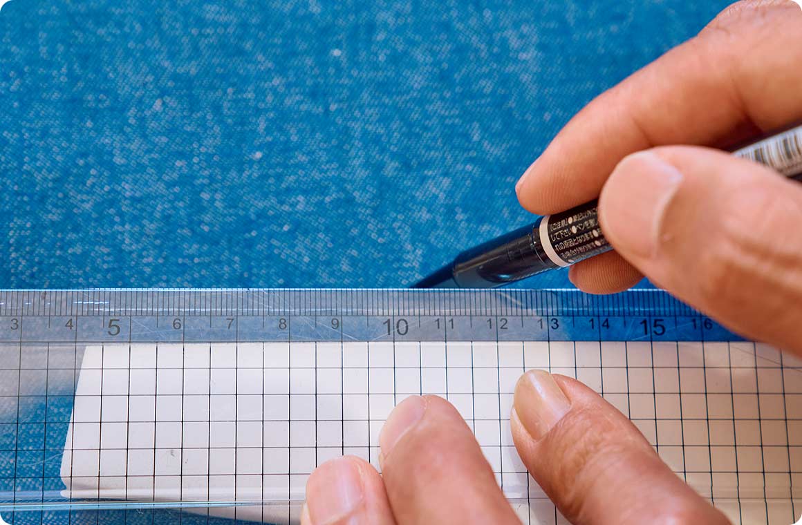 側面の生地は対になる側も用意。型を反転させ、同じようにカット用のラインを引く。