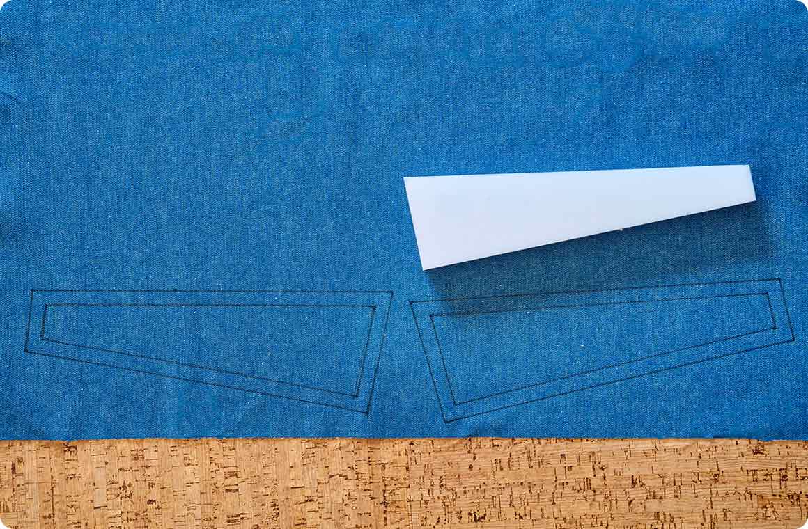 側面の生地は対になる側も用意。型を反転させ、同じようにカット用のラインを引く。