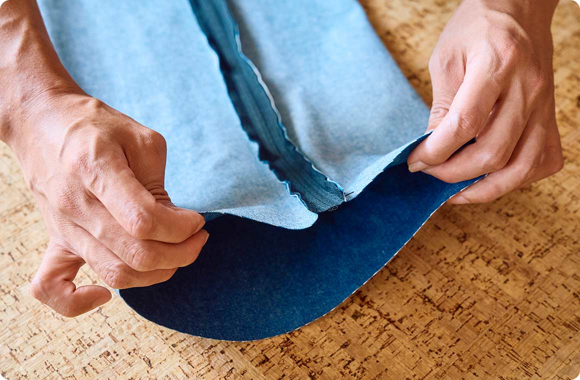 ジッパーを縫い付けると、このように筒状になる。