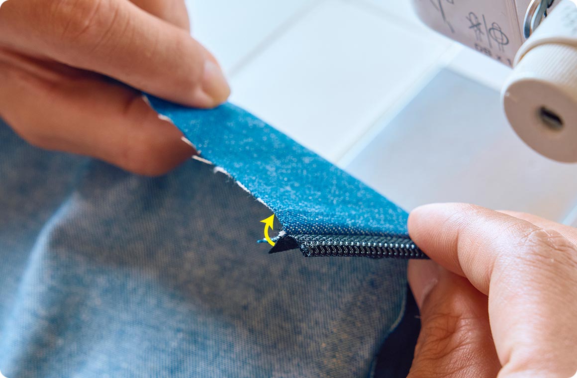 矢印の部分を縫い合わせていく。