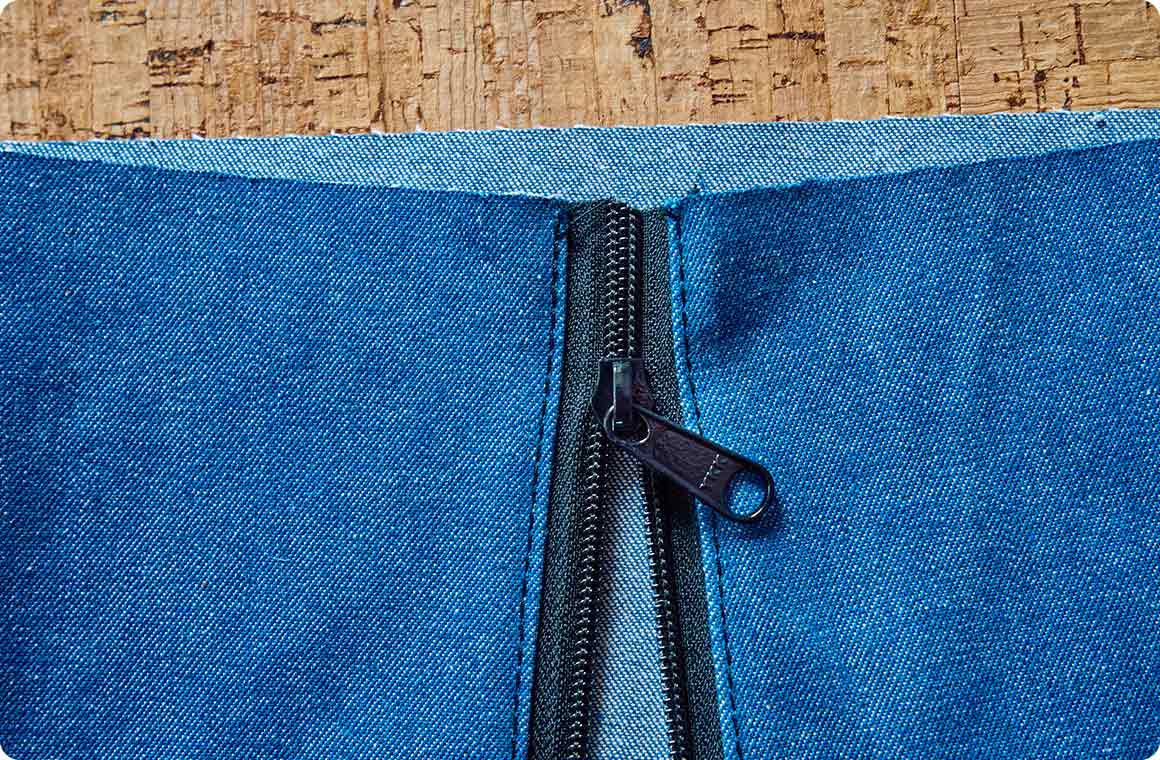 ジッパーを閉じ、